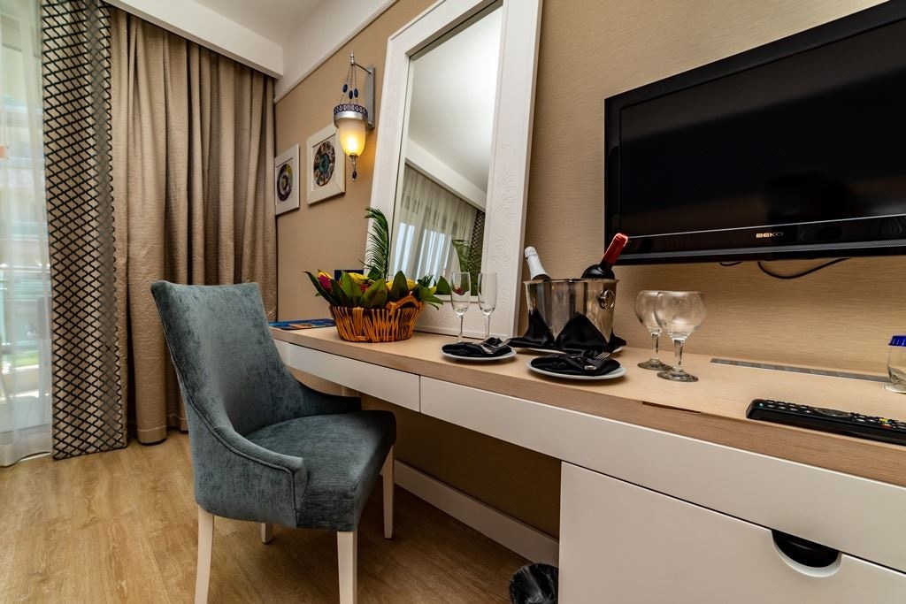 rooms-family-room-sea-view-2-bedrooms