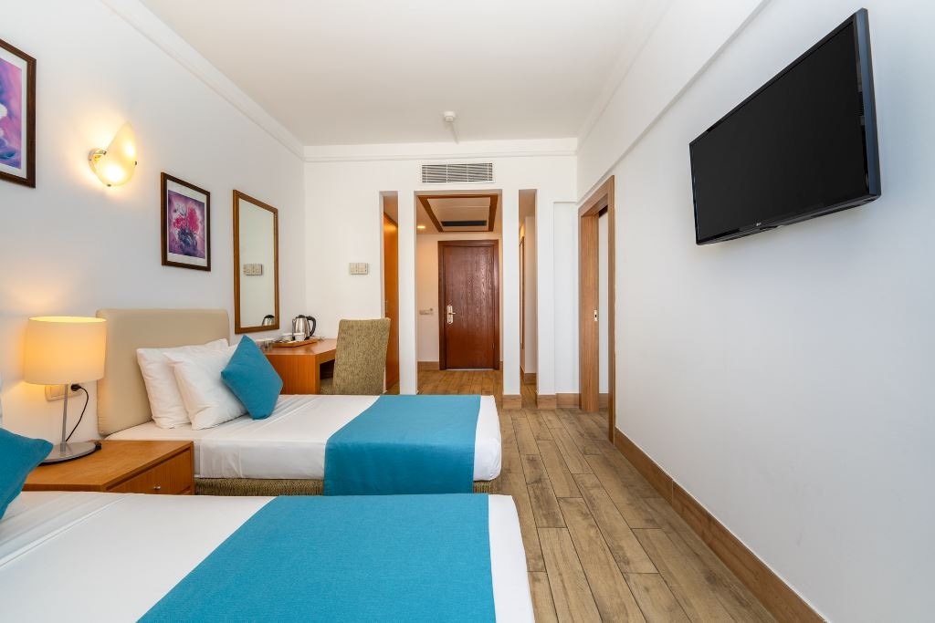 rooms-superior-family-room