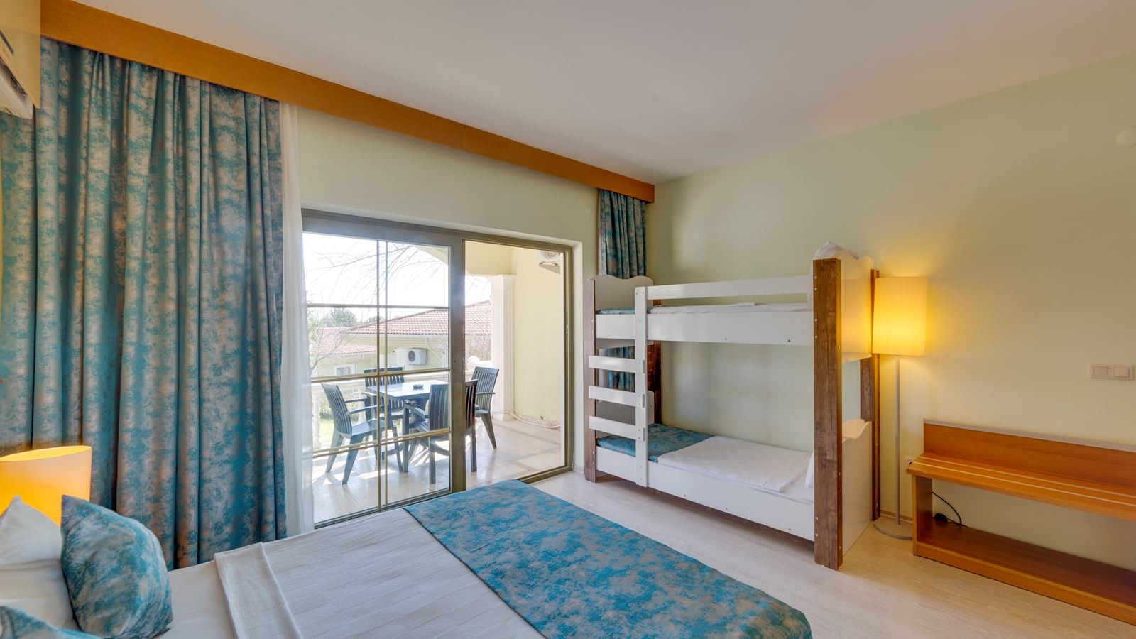 rooms-club-large-room-with-bunkbed