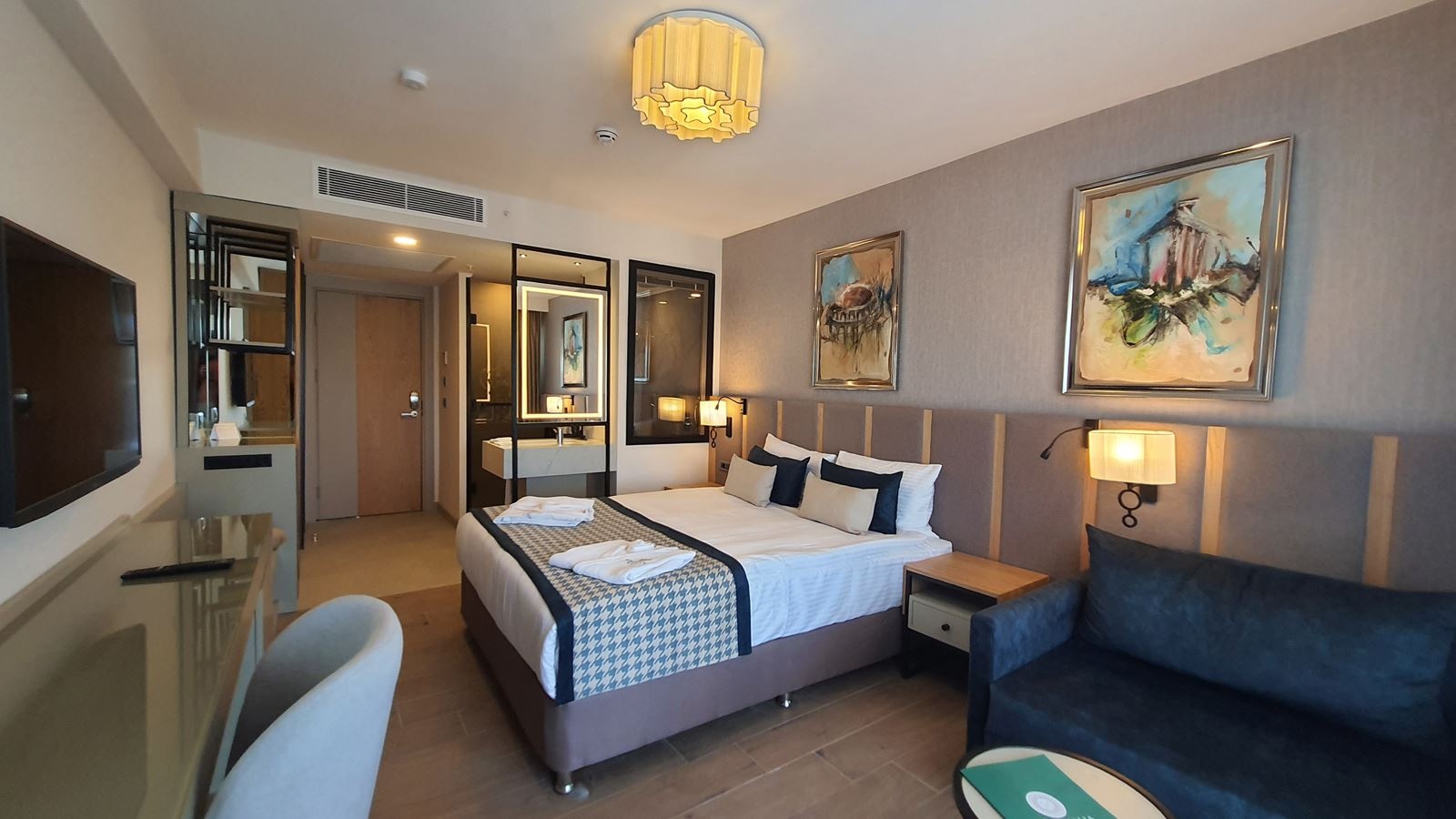 rooms-deluxe-room-with-jacuzzi-private-terrace-and-pool-view