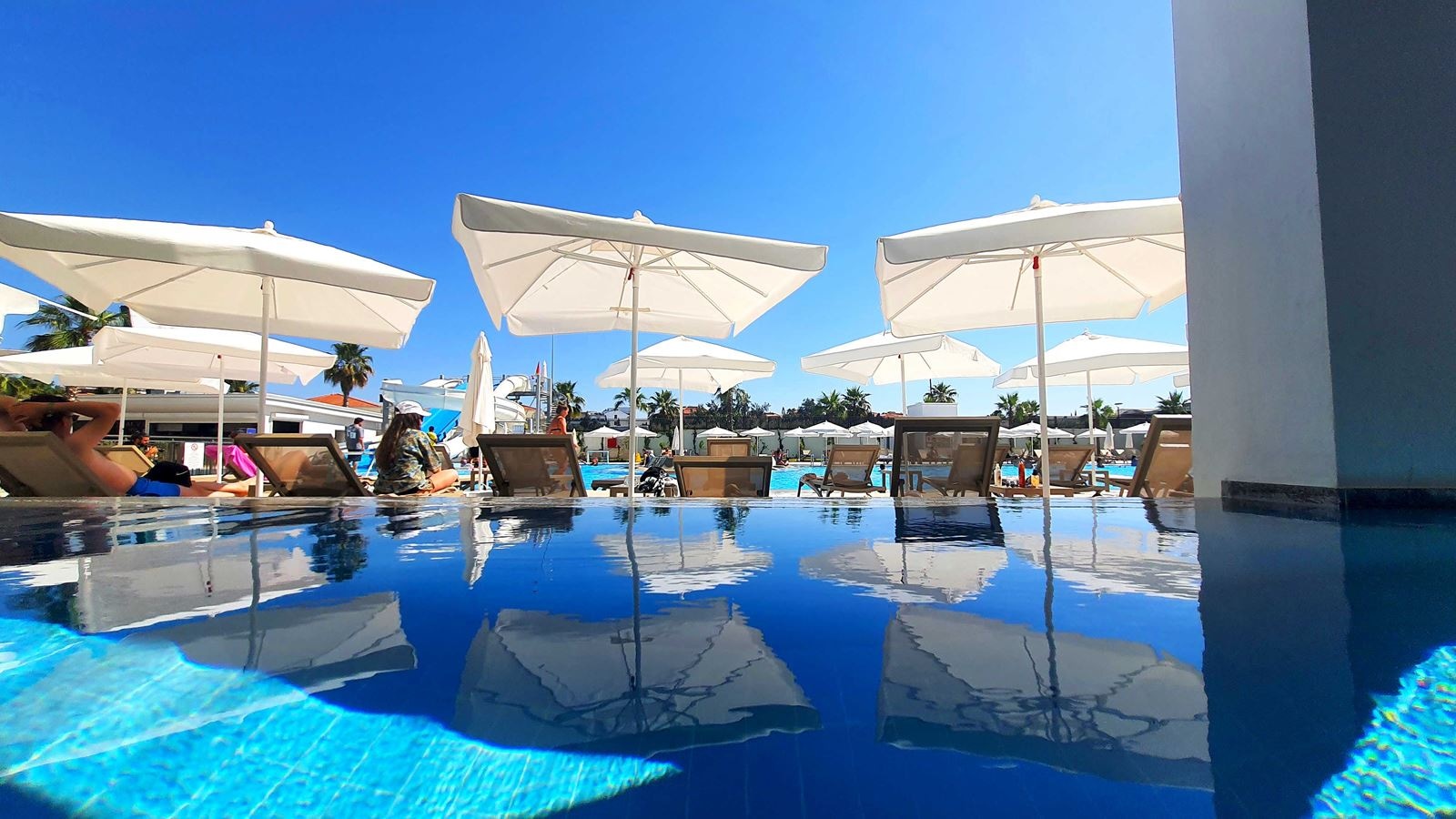 rooms-swim-up-deluxe-room