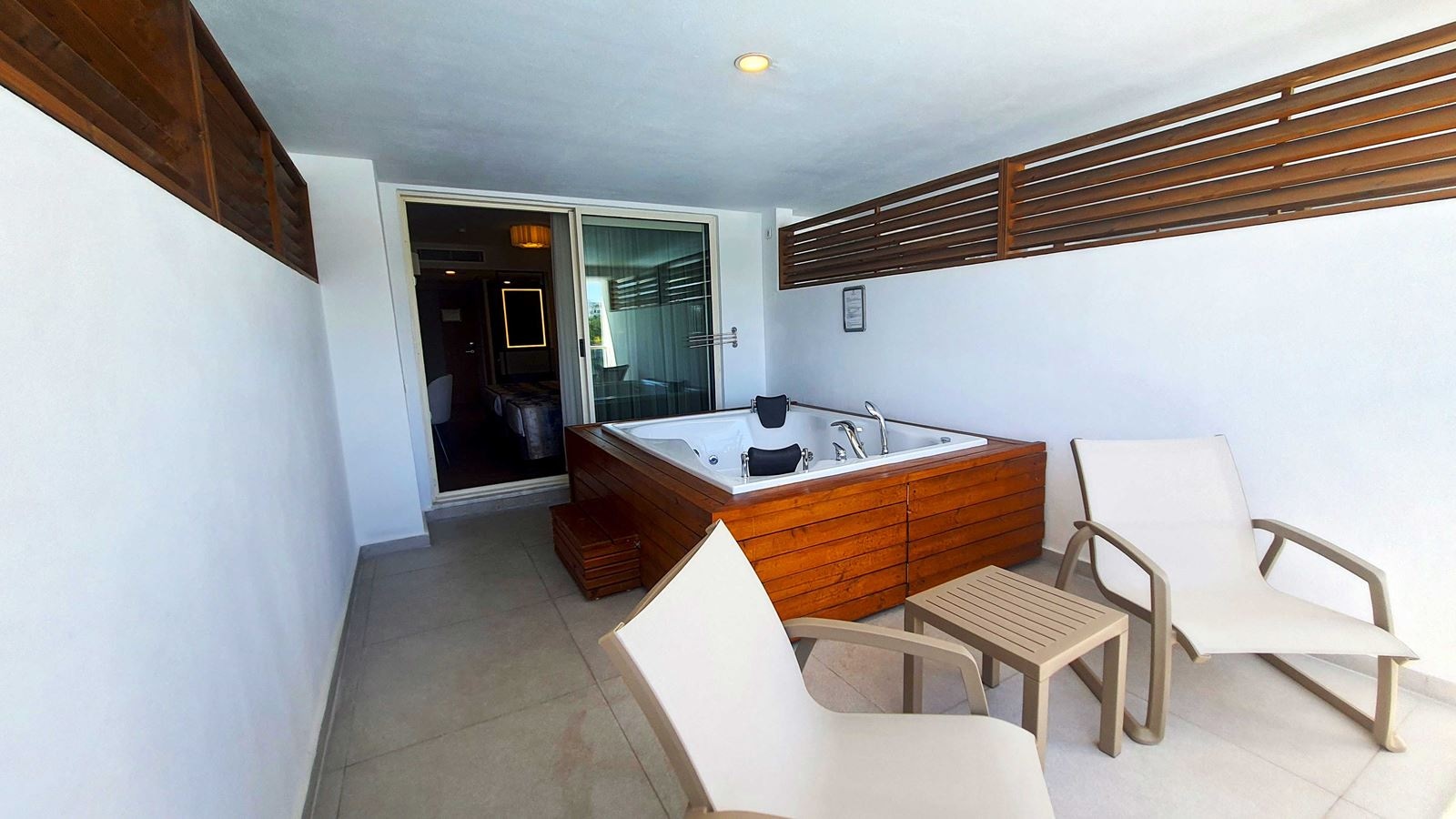 rooms-deluxe-room-with-jacuzzi-private-terrace-and-pool-view