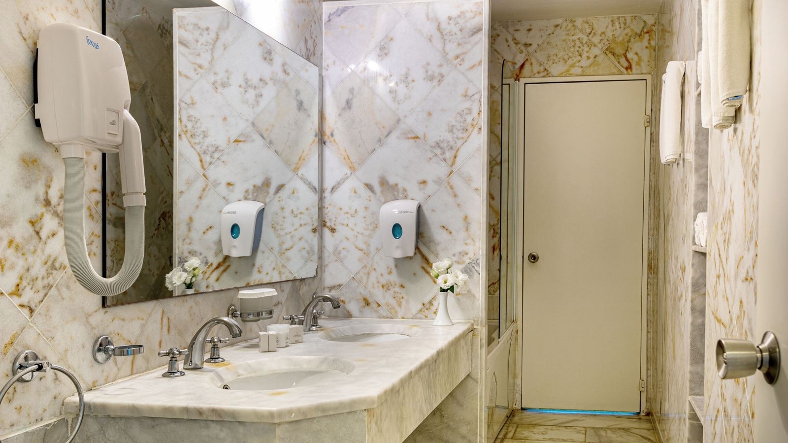 rooms-suite-2-bedroom-land-view