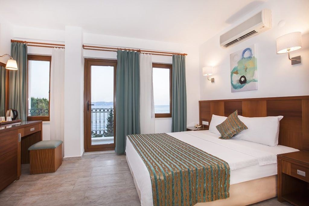 rooms-deluxe-room-frontal-sea-view