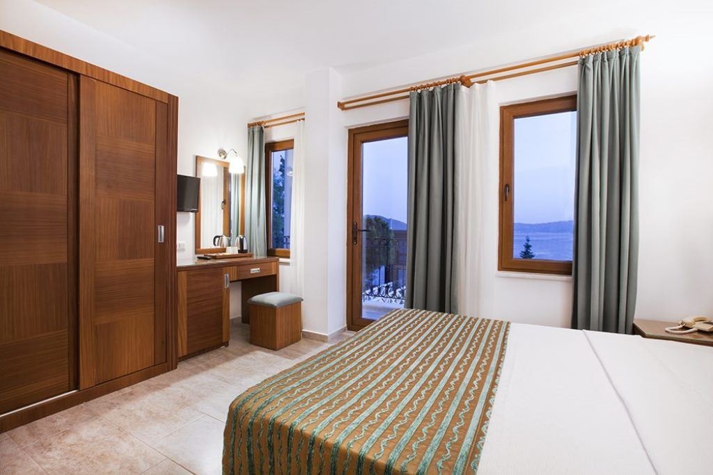 rooms-deluxe-room-frontal-sea-view