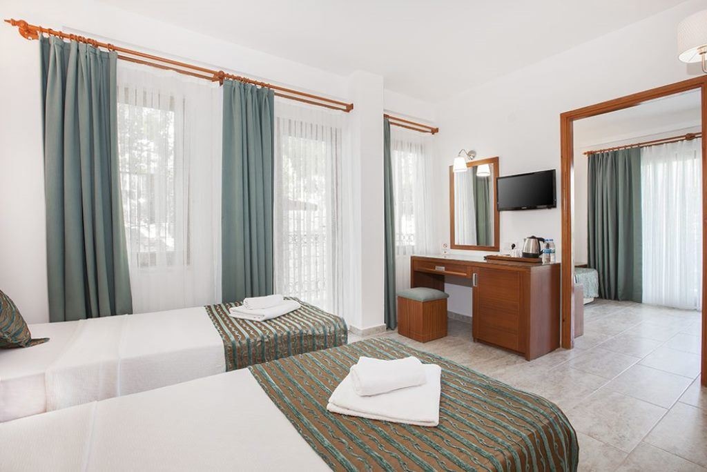 rooms-family-suite-side-sea-view