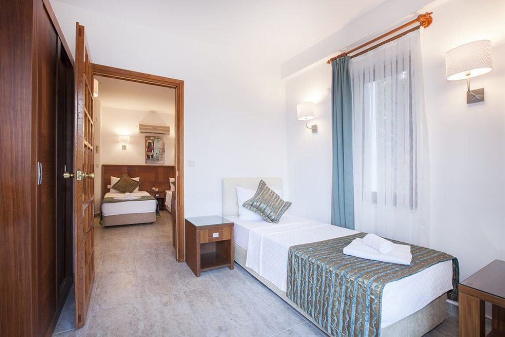 rooms-family-suite-side-sea-view