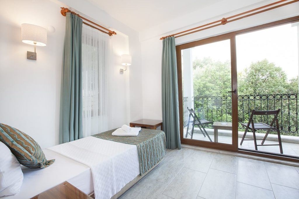 rooms-family-suite-side-sea-view