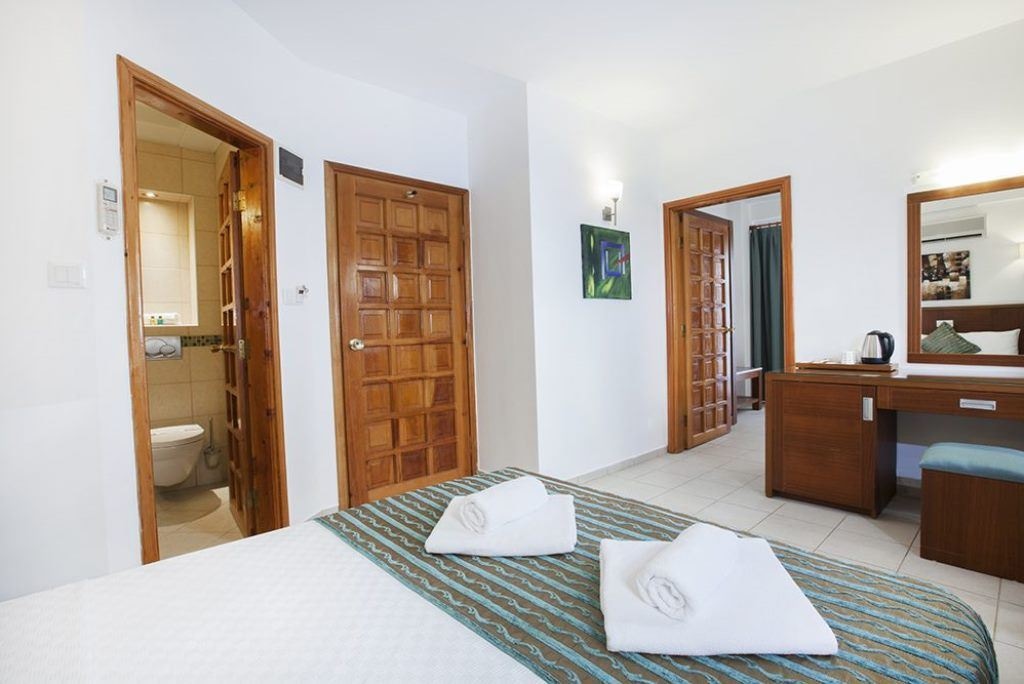 rooms-family-suite-side-sea-view
