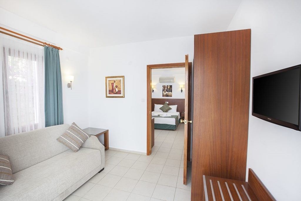 rooms-family-suite-side-sea-view