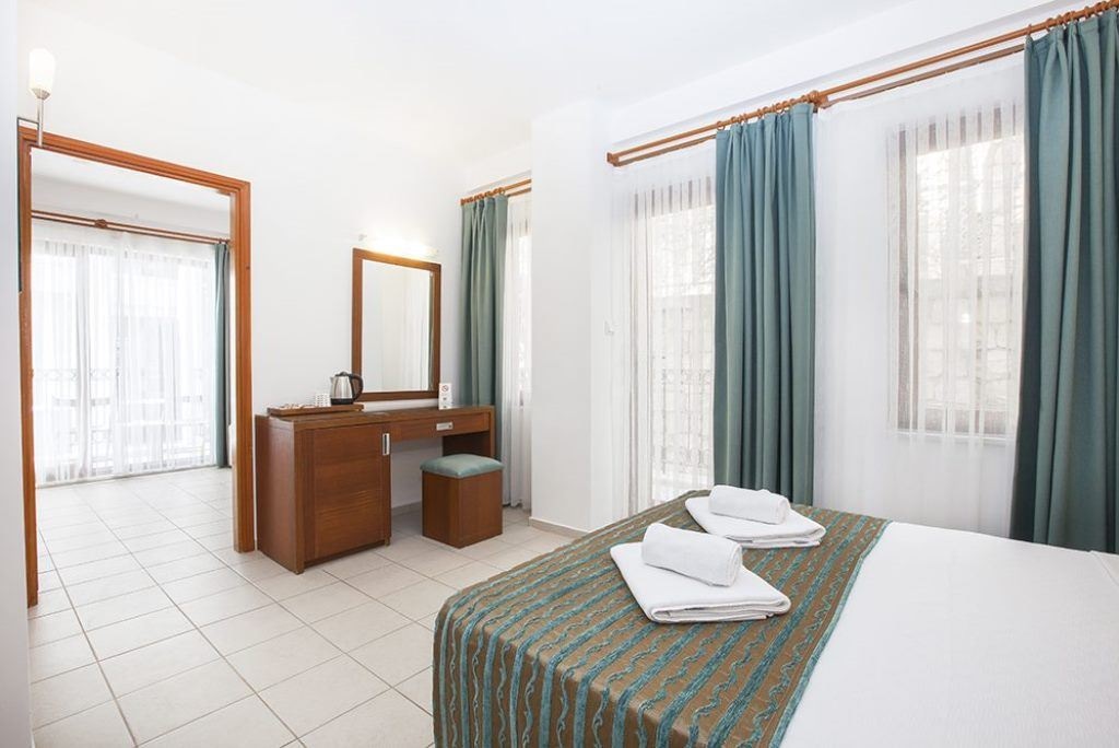 rooms-family-suite-side-sea-view