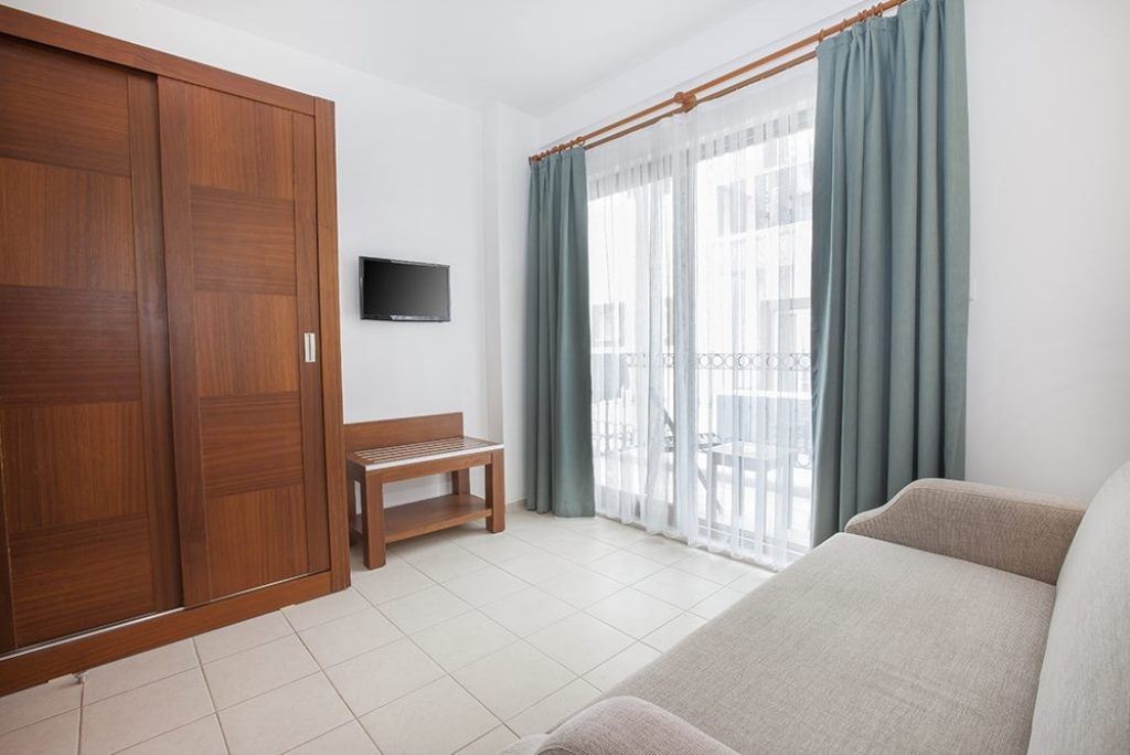 rooms-family-suite-side-sea-view