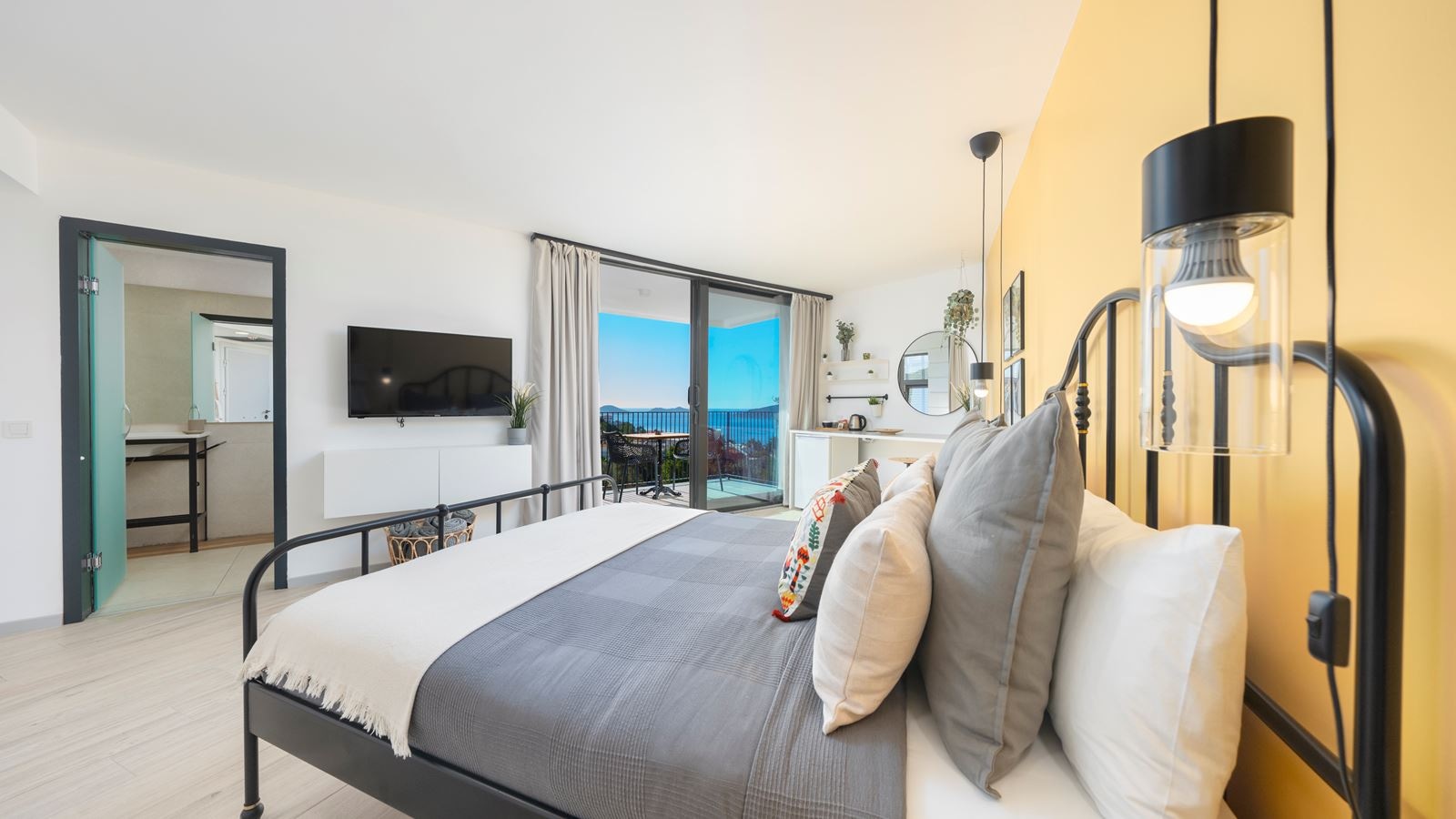 rooms-deluxe-room-sea-view