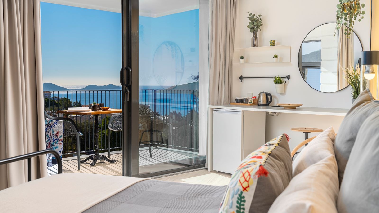 rooms-deluxe-room-sea-view