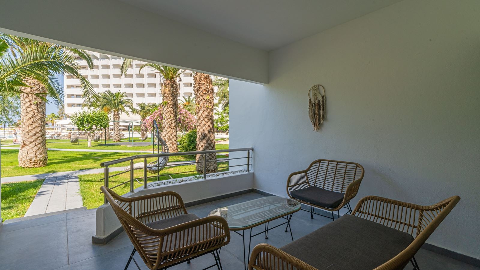 rooms-deluxe-family-room