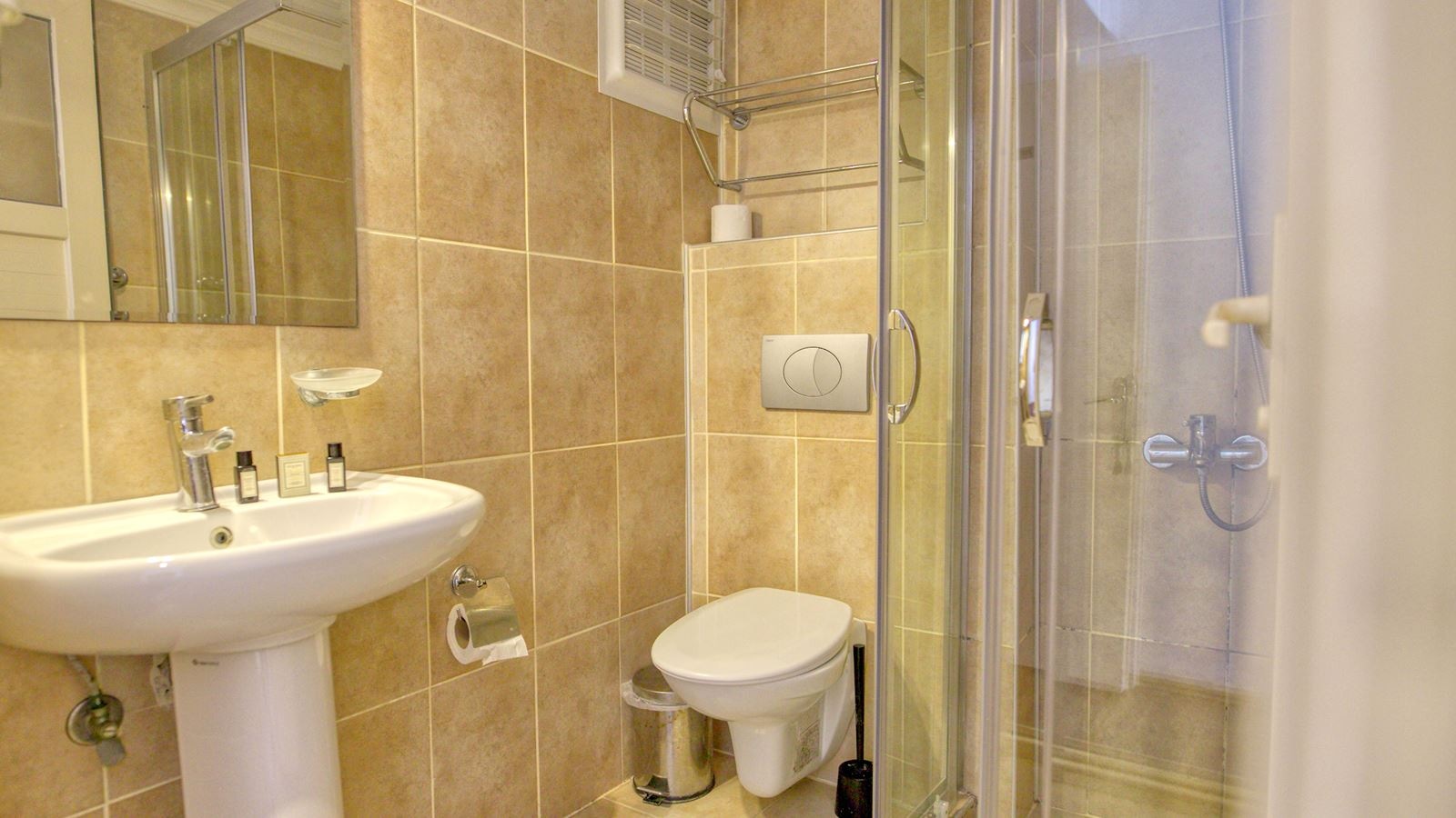 rooms-superior-3-kisilik-oda--kara-manzarali