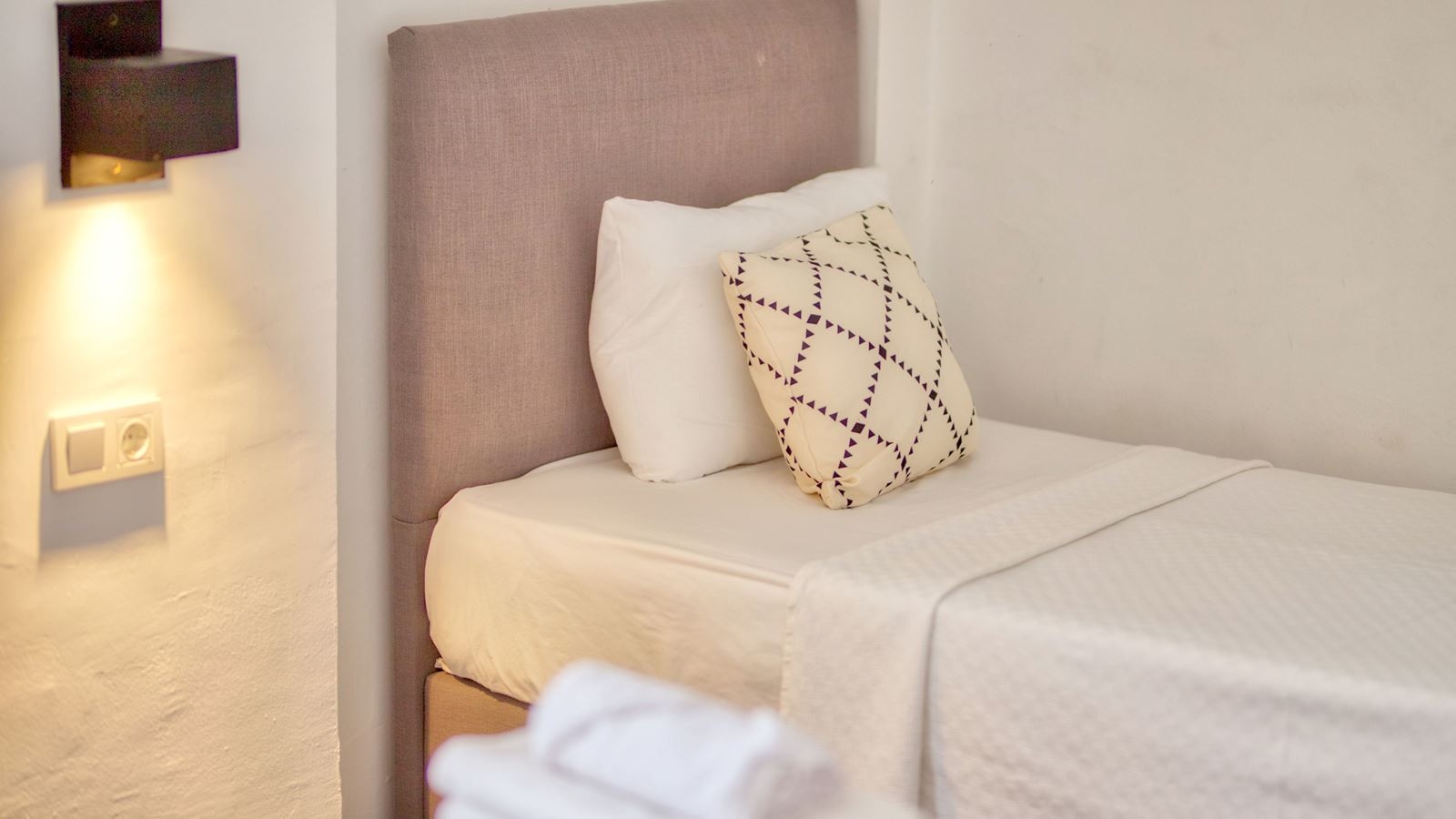 rooms-superior-3-kisilik-oda--kara-manzarali