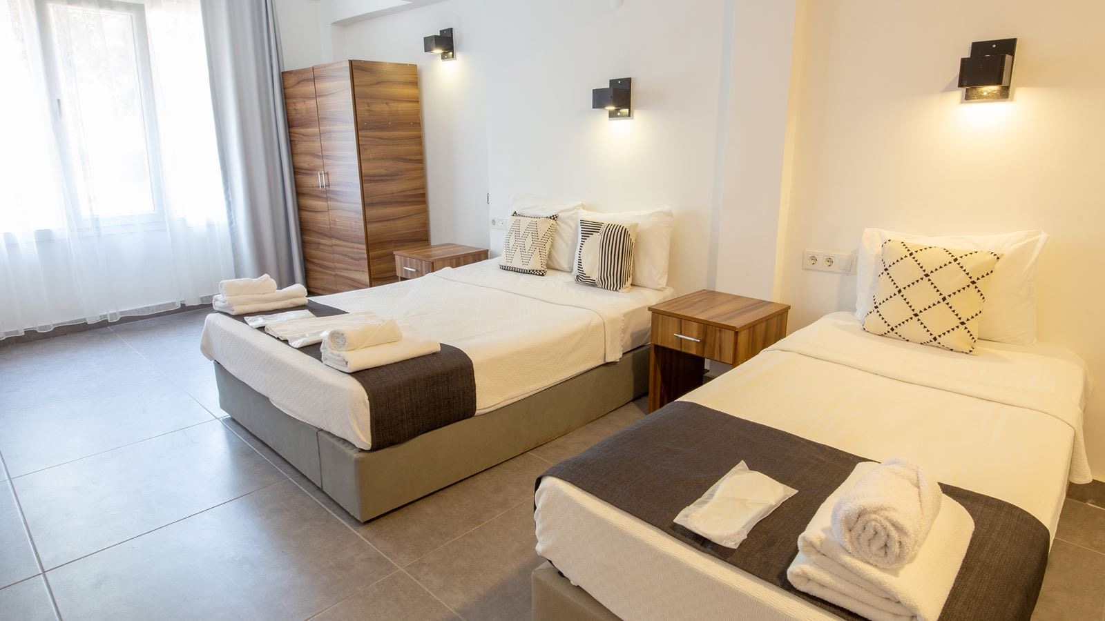 rooms-standart-3-kisilik-oda--kara-manzarali