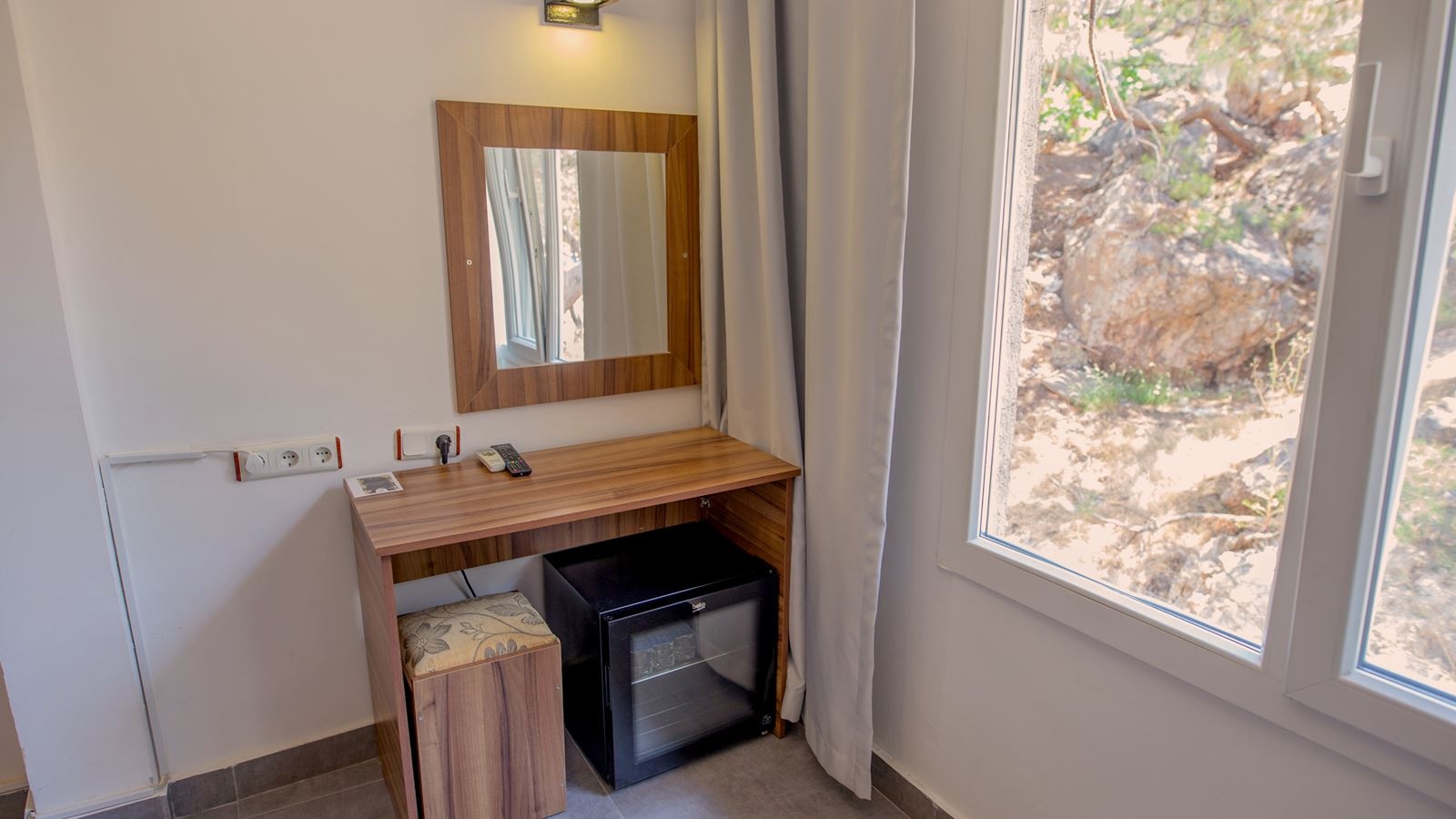 rooms-standart-3-kisilik-oda--kara-manzarali