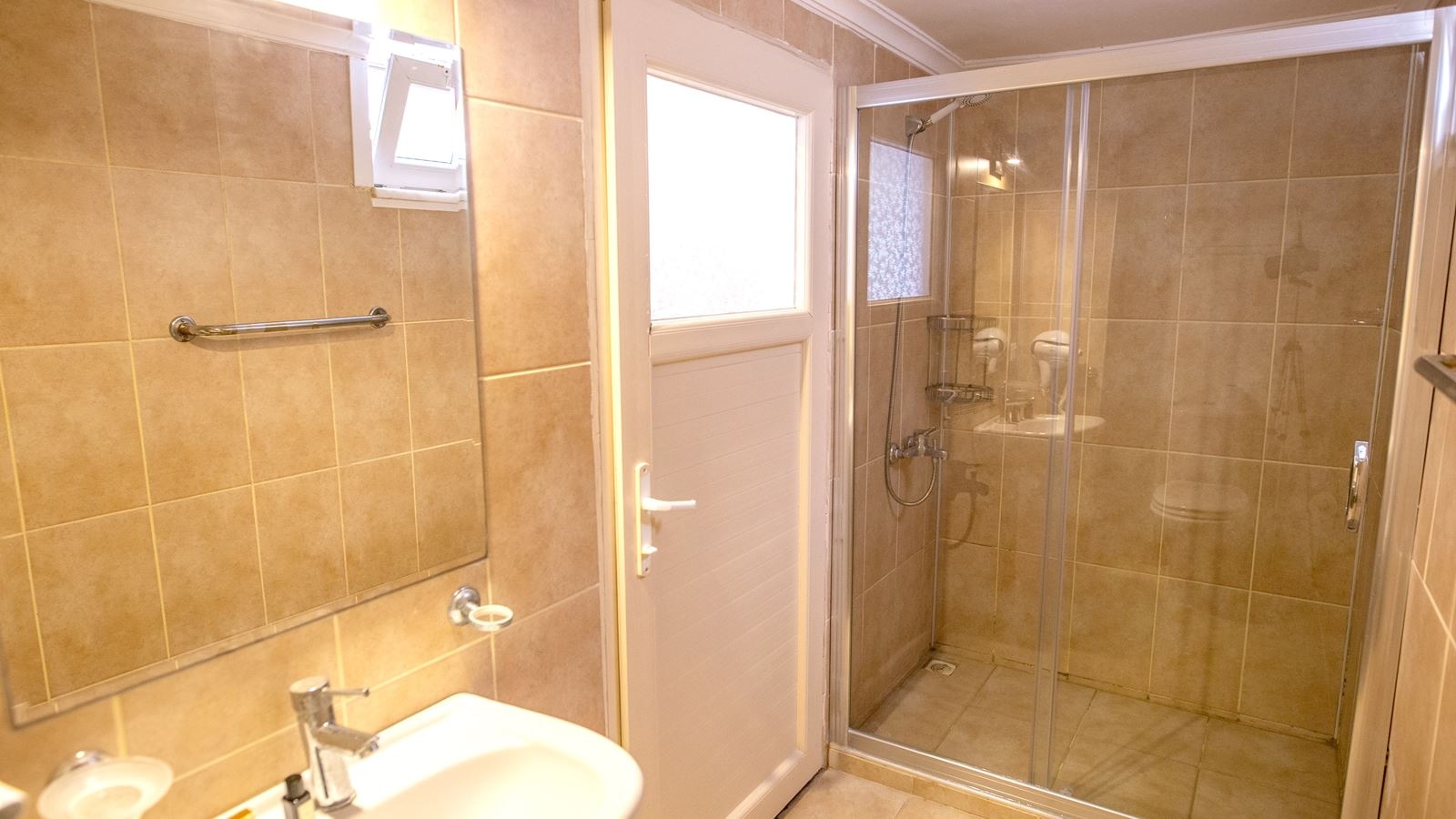 rooms-standart-3-kisilik-oda--kara-manzarali