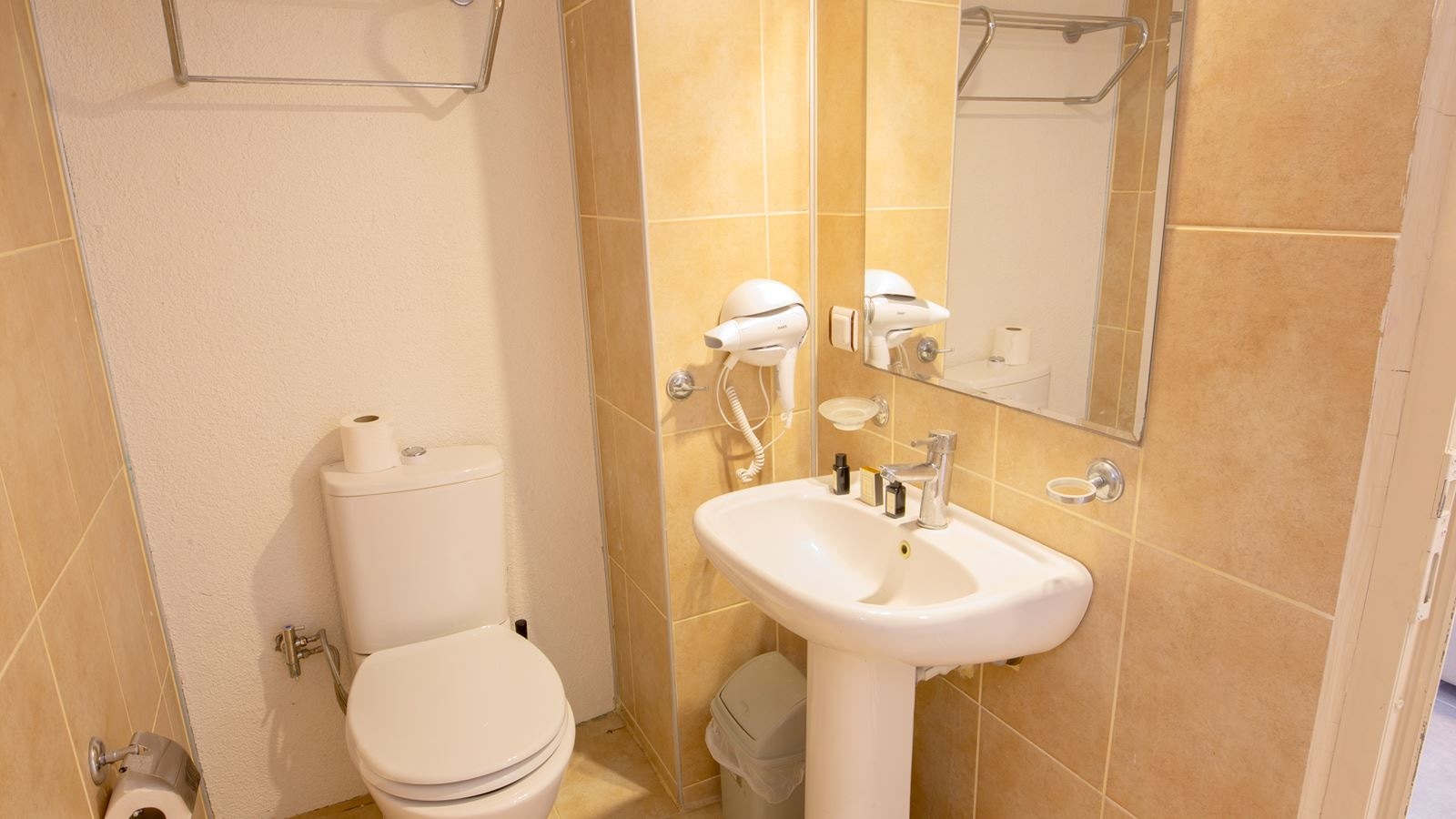 rooms-standart-3-kisilik-oda--kara-manzarali