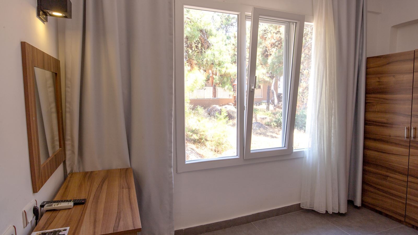 rooms-standart-3-kisilik-oda--kara-manzarali