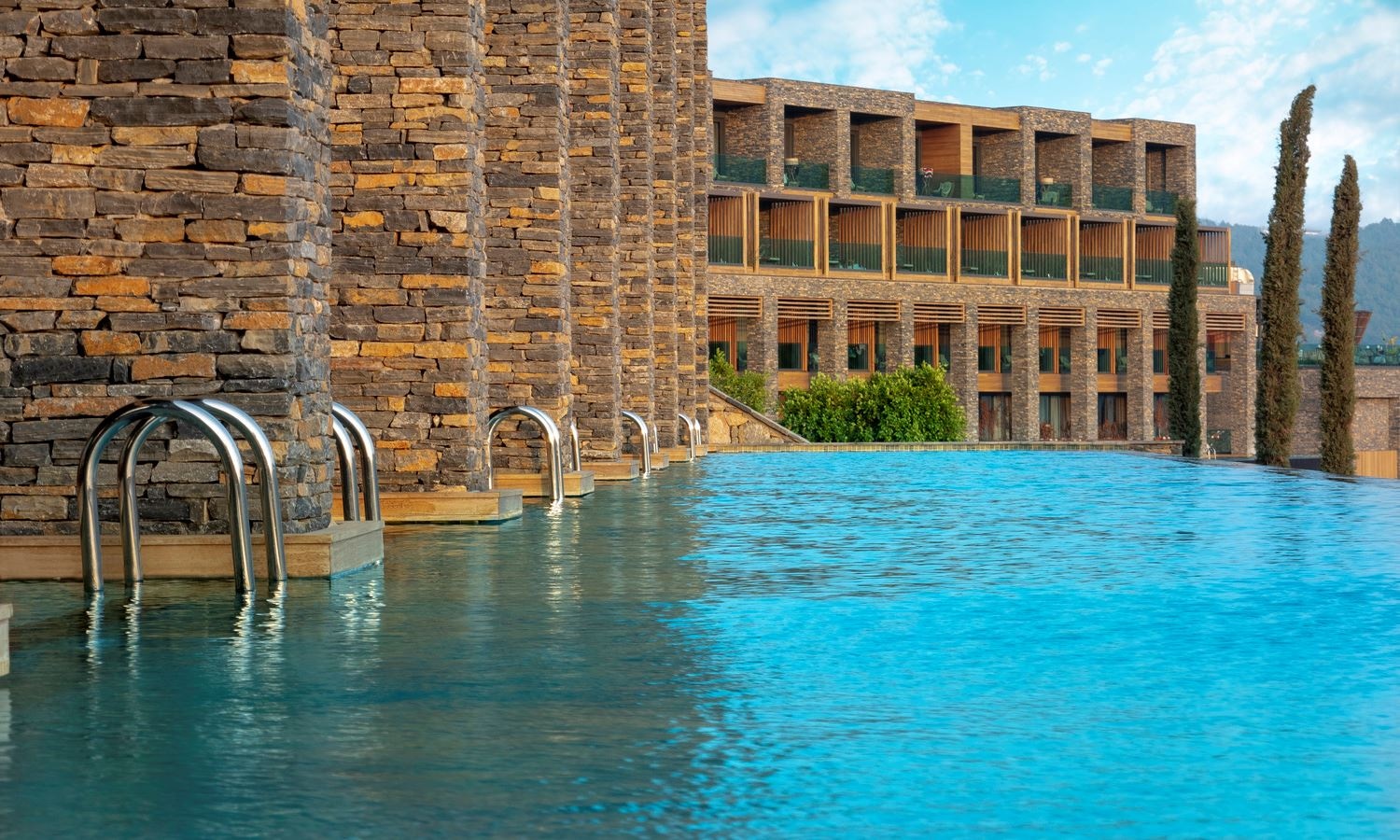 rooms-laguna-deluxe-room-partly-sea-view--swim-up