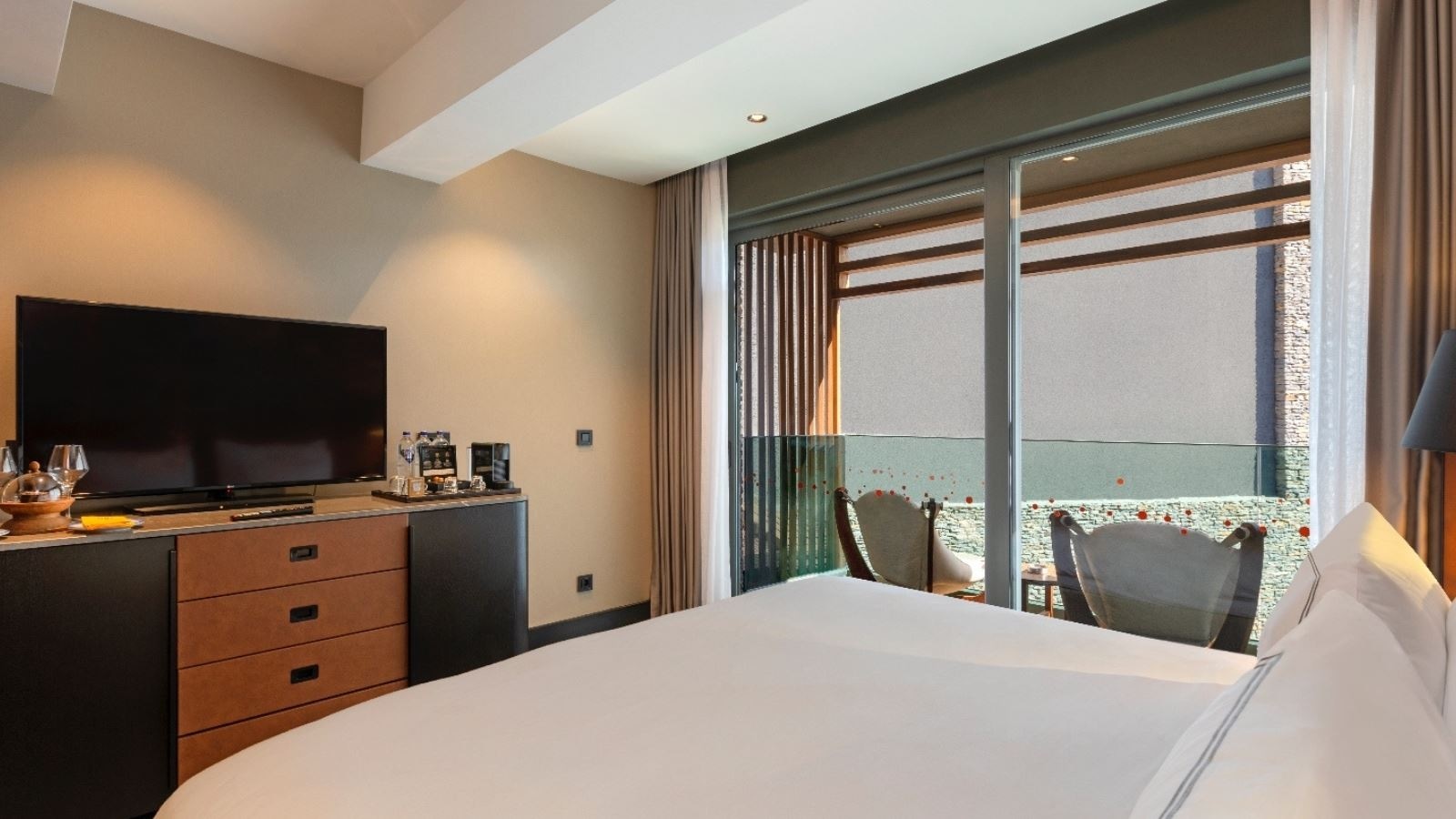 rooms-superior-room-land-view