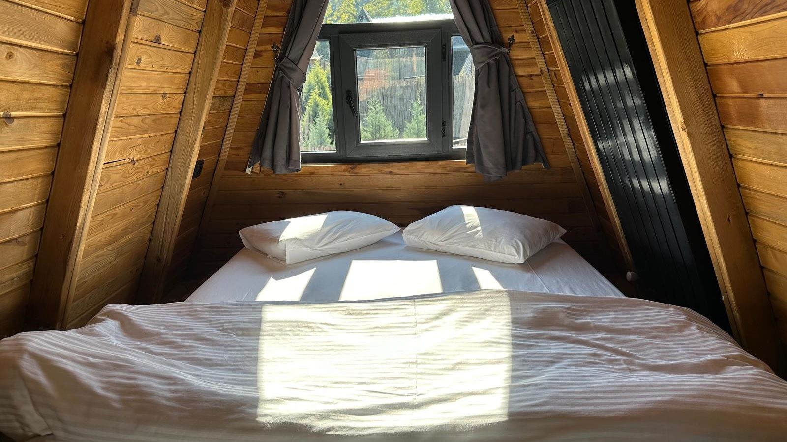 rooms-deluxe-bungolov-oda