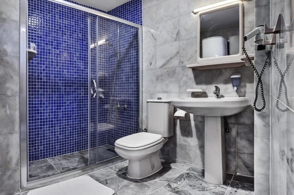 rooms-family-room-2-bedrooms-balcony