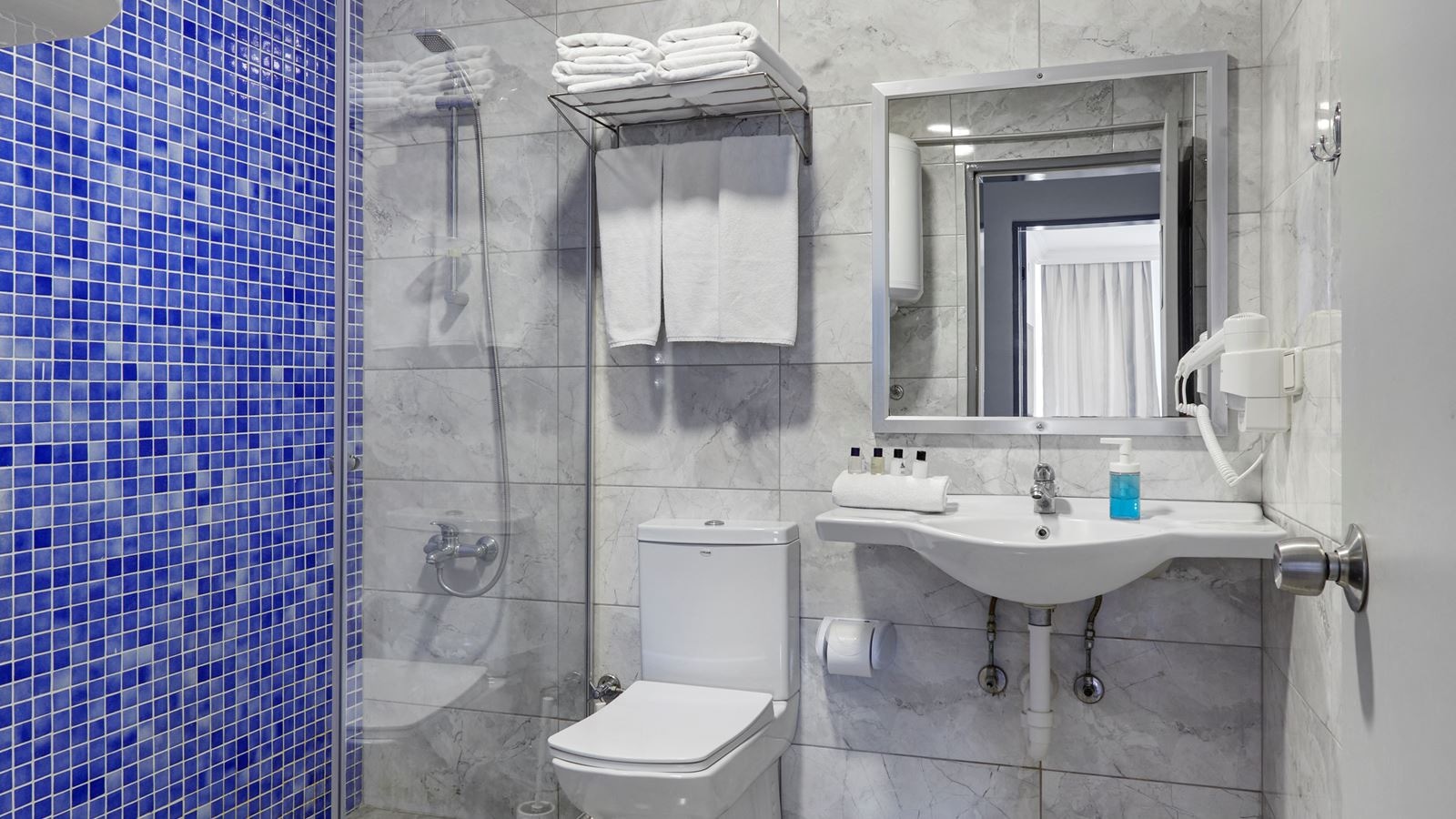 rooms-family-room-2-bedrooms-balcony