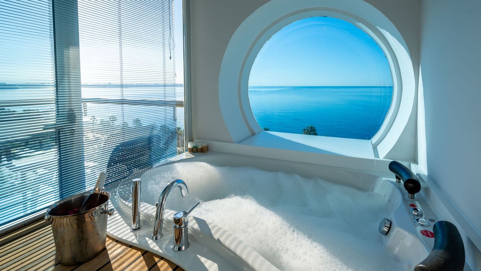 rooms-corner-jacuzzi-room