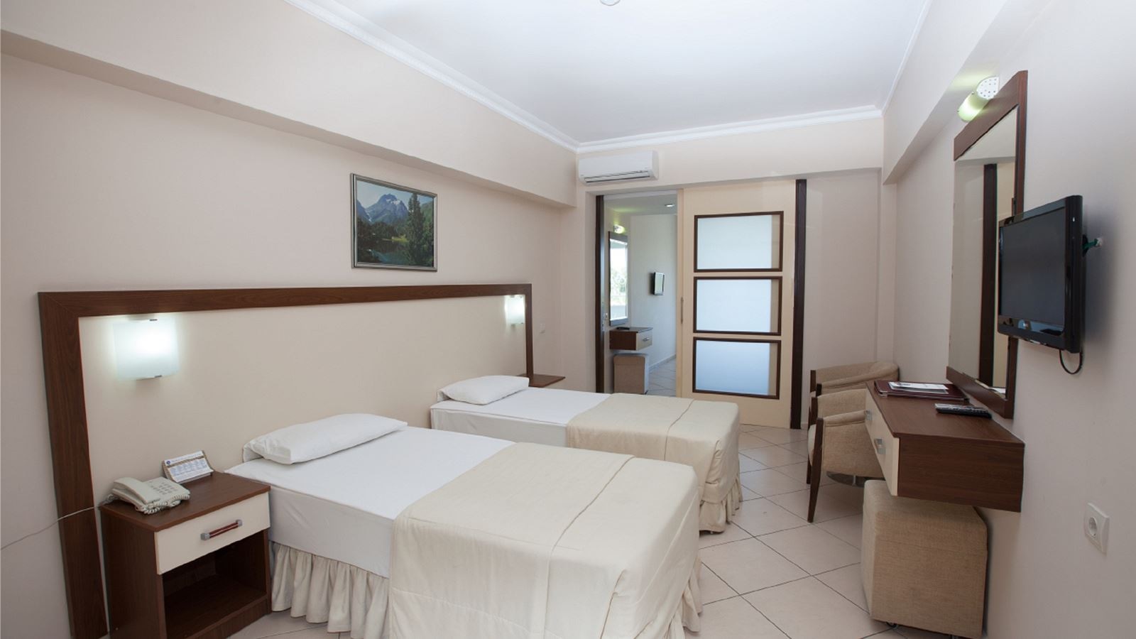 rooms-family-room-1-bedroom-with-balcony