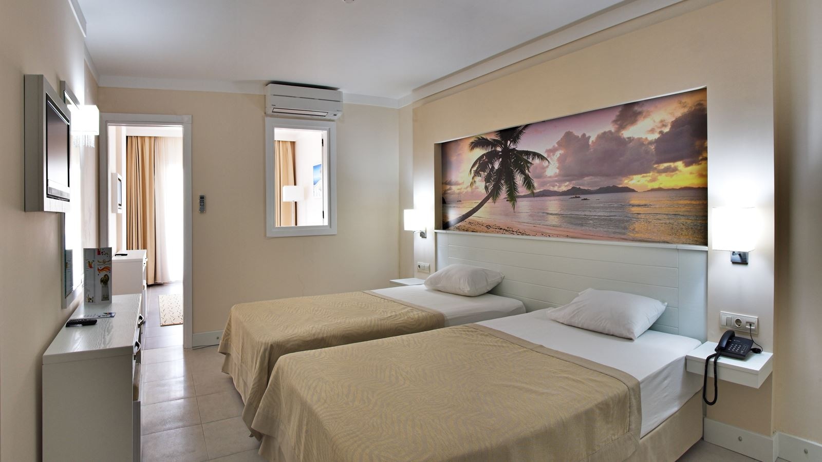 rooms-select-family-room-1-bedroom-side-sea-wiev-with-balcony
