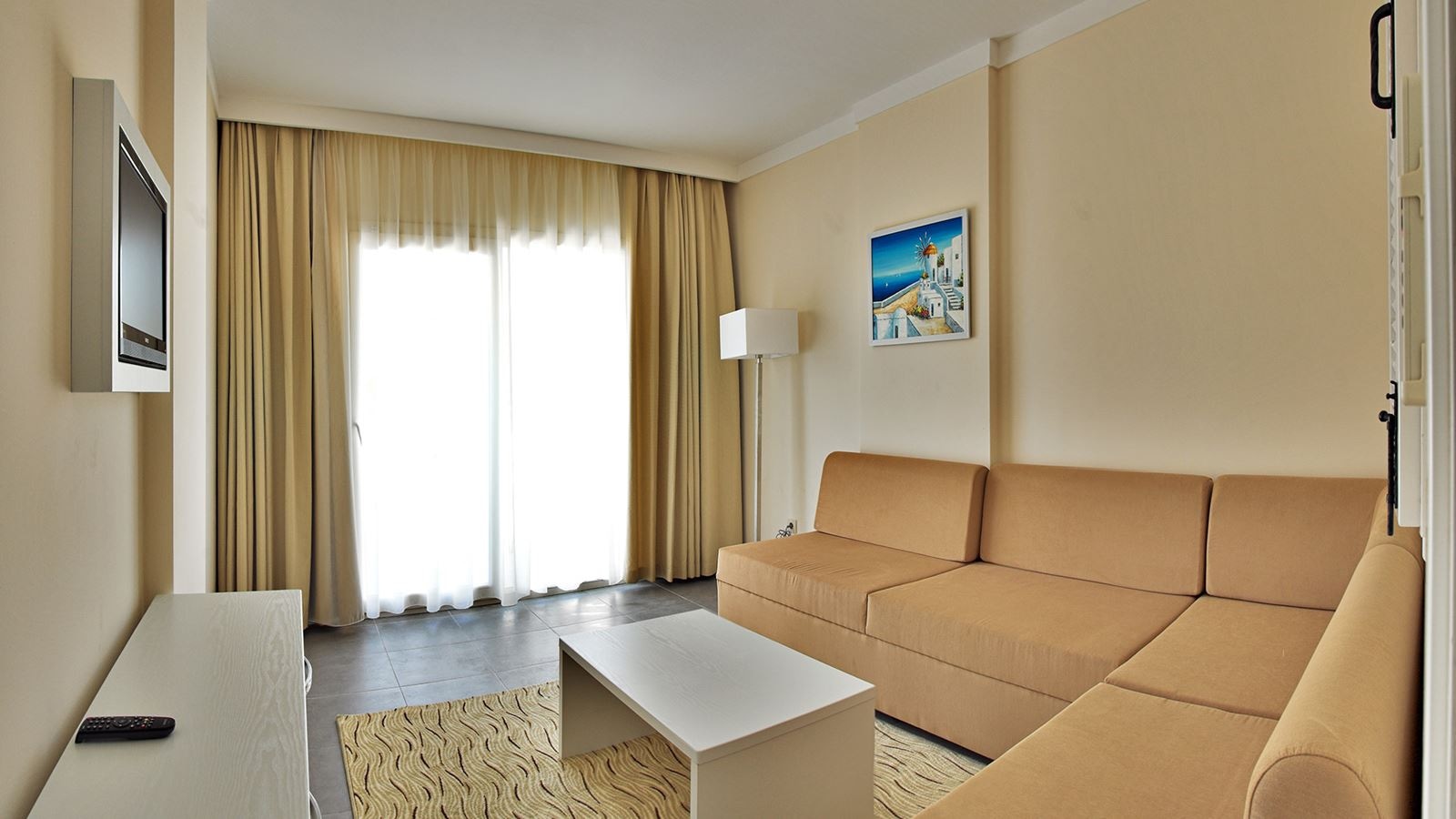 rooms-family-room-1-bedroom-with-balcony