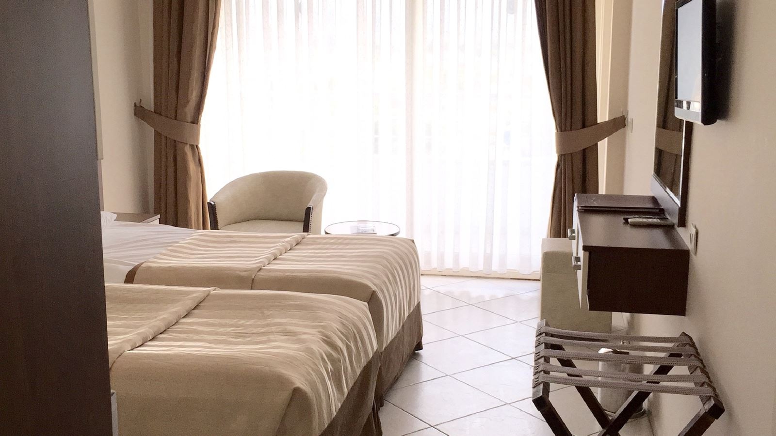 rooms-standart-room-land-wiev-with-balcony