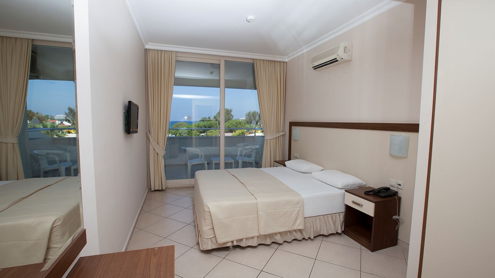 rooms-standart-room-land-wiev-with-balcony