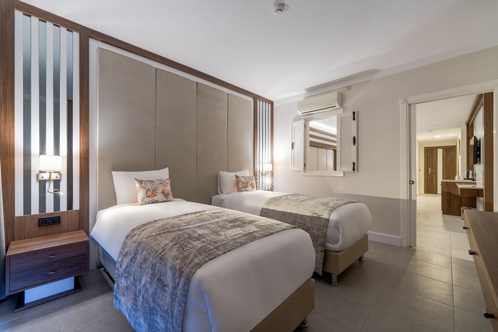 rooms-family-select-pool-side-seaview-room