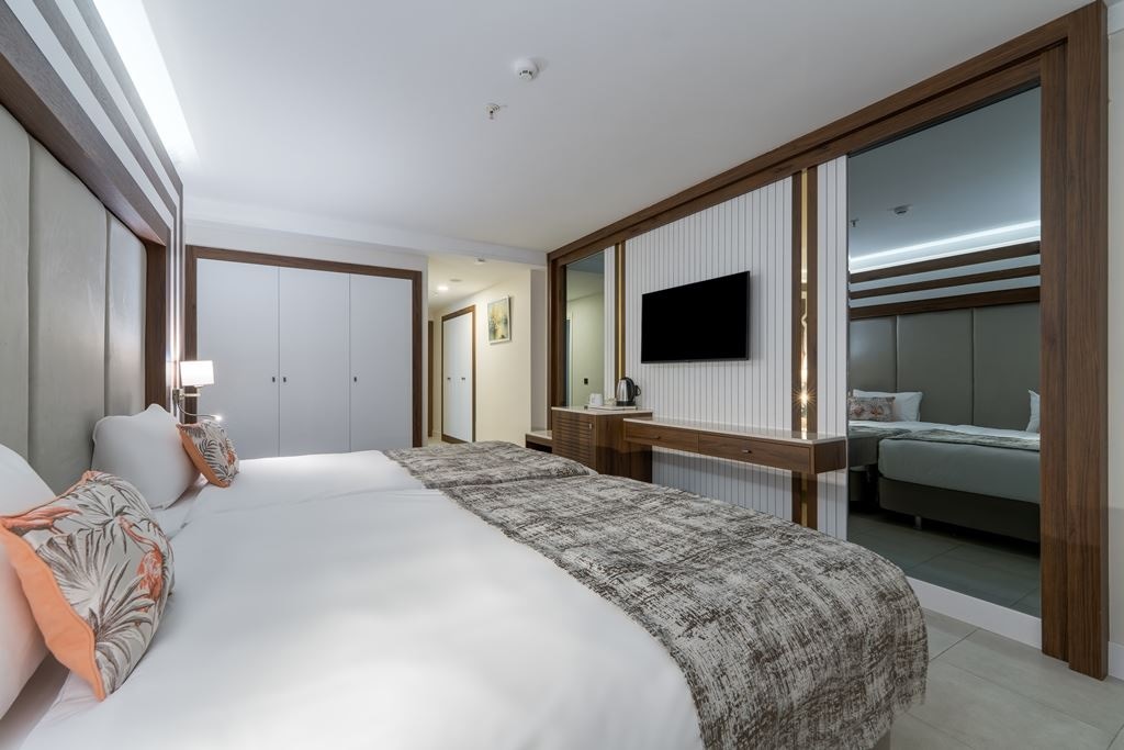 rooms-family-select-pool-side-seaview-room