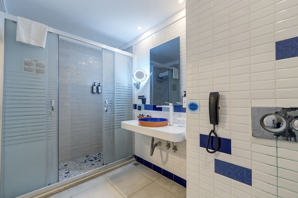 rooms-family-select-pool-side-seaview-room
