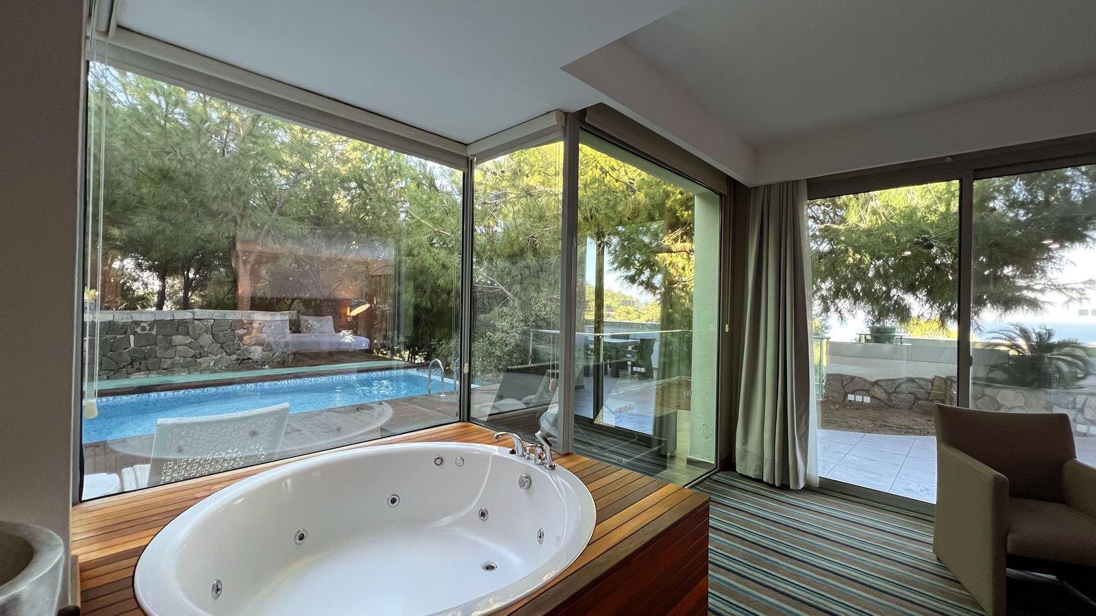 rooms-superior-suite-with-pool-king