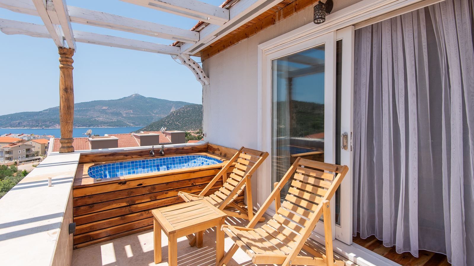 rooms-master-deluxe-room