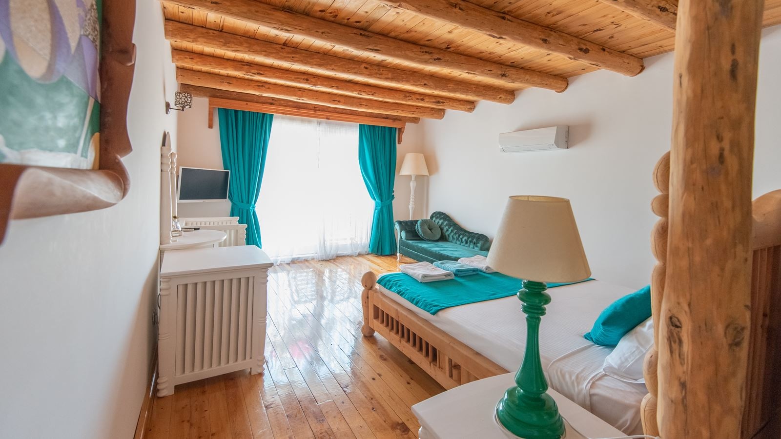 rooms-master-deluxe-room