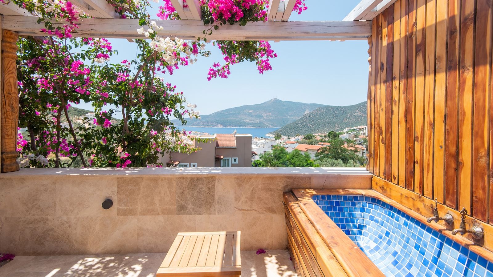 rooms-master-deluxe-room