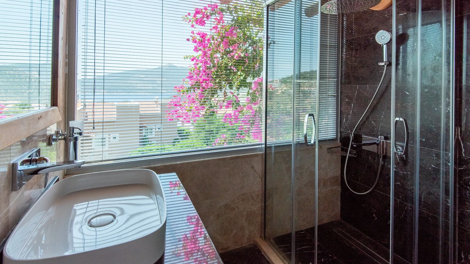 rooms-master-deluxe-room