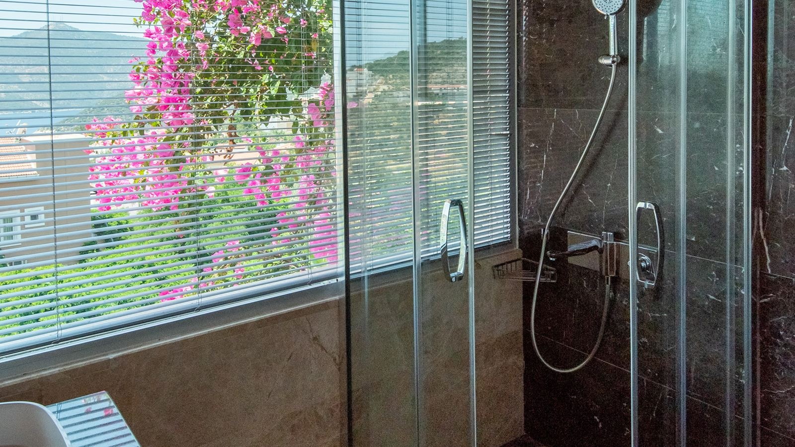 rooms-master-deluxe-room