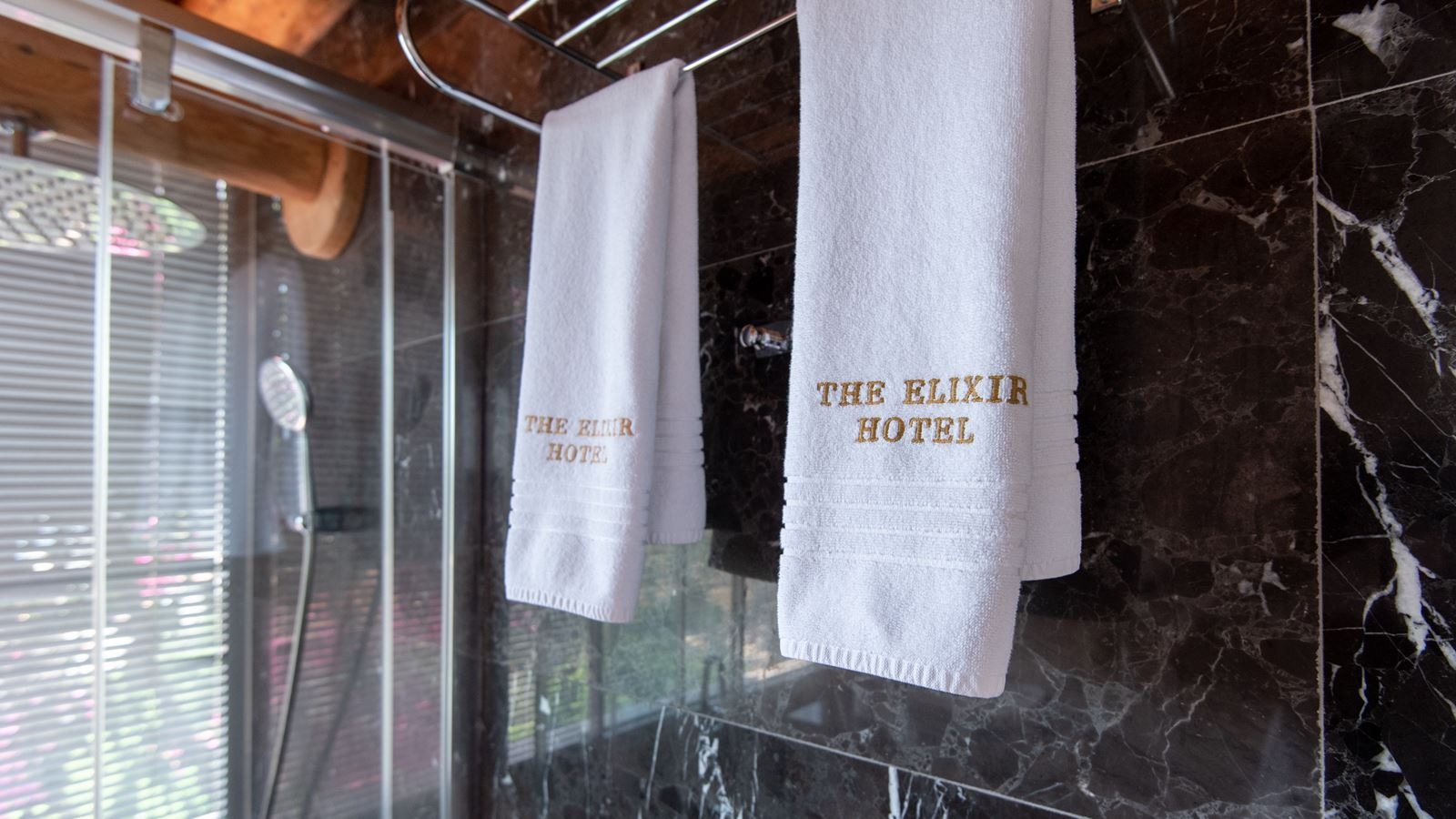 rooms-master-deluxe-room