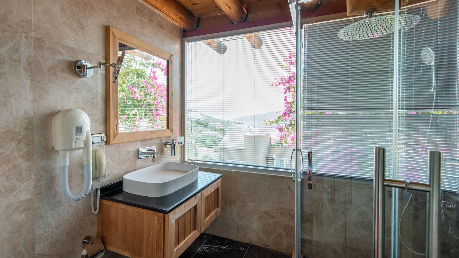 rooms-master-deluxe-room