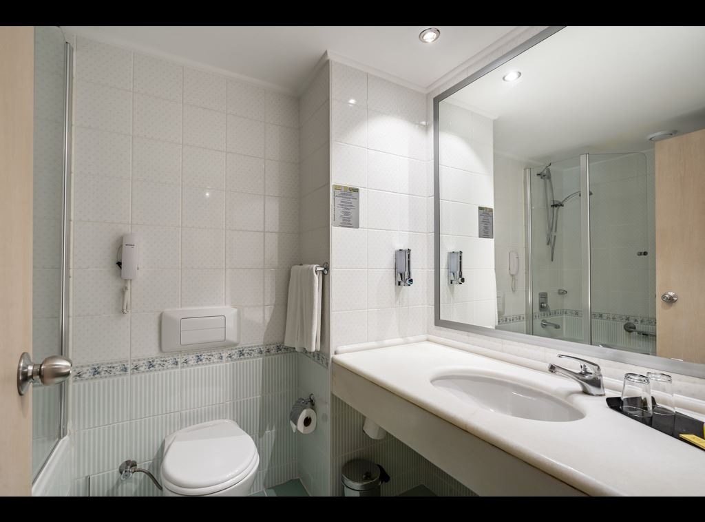 rooms-standard-land-view-room