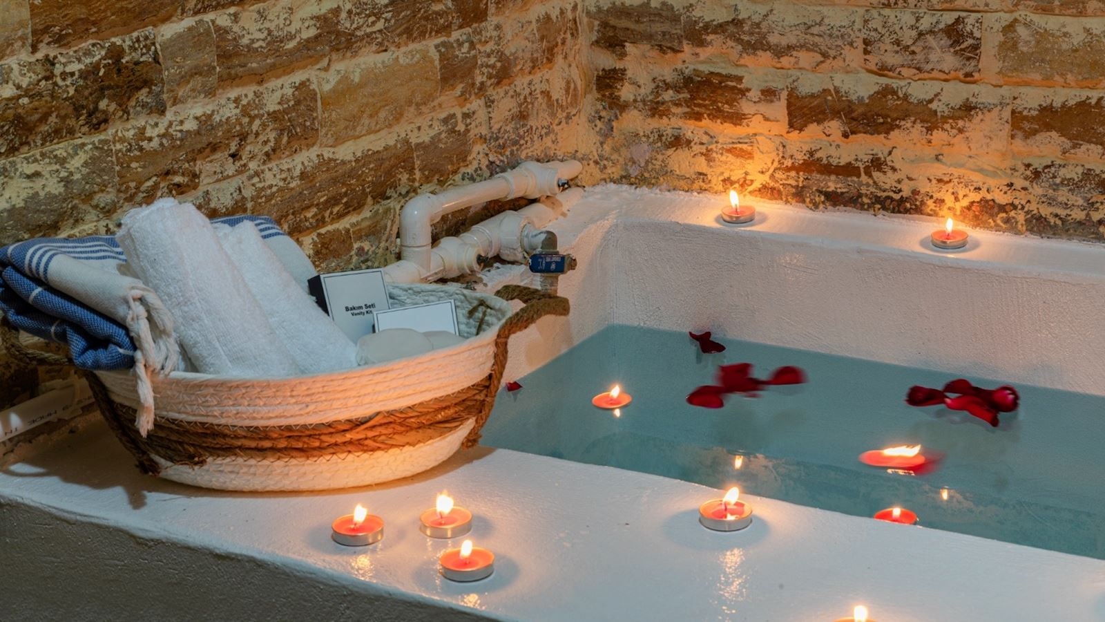 rooms-eko-family-suit